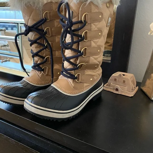 Sorel boots - Picture 3 of 3